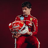 Charles Leclerc mit seinem Helm für die GP-Saison 2025