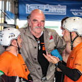 Manfred «Masche» Kremer im Gespräch mit seinen Mechanikern