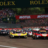 Beim Rennstart waren die Ferrari 499P noch vorne