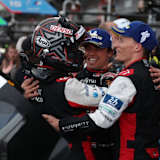 Mike Conway (re.) ist zurück im Toyota-Cockpit