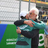 Fernando Alonso umarmt seinen Manager Flavio Briatore im Grid