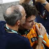 Umarmung und Küsschen von Papa: Lando Norris und sein Vater nach dem Rennen in Abu Dhabi