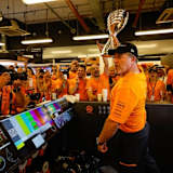Party in der Garage, später dann in Bahrain: McLaren-CEO Zak Brown mit seinem Team