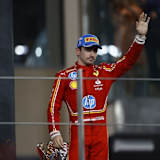 Charles Leclerc fuhr in Abu Dhabi auf Platz 3, sicherte sich so Rang 3 in der Fahrer-WM. Wirklich glücklich wirkte er bei der Podiumszeremonie aber nicht: Ferrari hatte mit dem Ergebnis gerade die Team-WM verloren