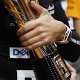 Die Hand am Siegerpokal: für einige Formel-1-Fahrer verdammt lang her