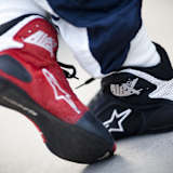 Sympathische Marotte: verschiedenfarbene Rennstiefel