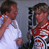 1997 bei Suzuki: Crew-Chief Stuart Shenton im Gespräch mit Anthony Gobert