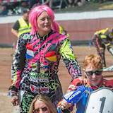 Desiree Holstein hier mit pinker Perücke und Nicole Standke in Hechthausen