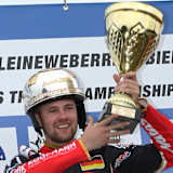 Lukas Fienhage mit dem Silberhelm des ADAC und dem Siegerpokal in Bielefeld