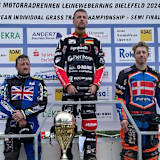 Lukas Fienhage (Mitte) gewann das EM-Semifinale in Bielefeld vor Chris Harris (l.) und Jakob Bukhave (r.)