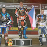 Das Podest in Sanok mit dem Sieger Lukas Hutla, Luca Bauer und Max Koivula