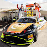 Der zweifache ADAC GT4 Germany-Meister Mike David Ortmann (links) gewinnt die Aston Martin Racing Driver Academy 