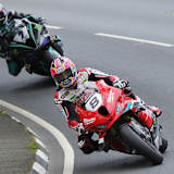 Nur kurz konnte sich Josh Brookes (7) hinter dem späteren Sieger Davey Todd halten