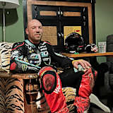 Peter Hickman hat es sich nach seinem Sturz im Ginger Hall Pub gemütlich gemacht