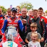 Jubel im Team von Dean Harrison nach Platz 2 im zweiten Supersport-Rennen bei der TT