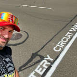Wolfgang Schuster an der Ziellinie des legendären Cemetery Circuit in Whanganui