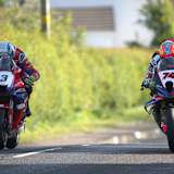 Dean Harrison (3) und Davey Todd liefern sich ein spannendes Duell