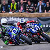 Derek McGee (8) drängt sich an Jorn Hamberg (95) vorbei