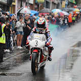 Jonathan Rea bahnt sich einen Weg durch das dichtgedrängte Spalier