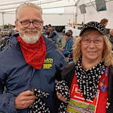 Maria Keck neben dem Seitenwagen-Weltmeister und dreifachen TT-Sieger Klaus Klaffenböck, der sich auch in den Dienst der Sache stellt