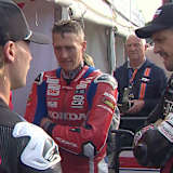 Davey Todd, Dean Harrison und James Hillier (vlnr.) tauschen ihre Erfahrungen der Inspektionsrunde aus