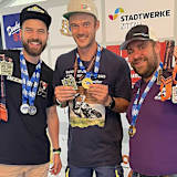 Thomas Altendorfer, Philipp Neumüller und Thomas Mitgutsch mit ihrer Ausbeute beim Lückendorfer Bergrennen