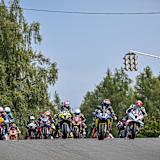 Lukas Maurer (81) setzt sich vor Erno Kostamo (38) und Johannes Schwimmbeck (44) an die Spitze