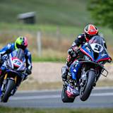 Julian Puffe (9) siegt bei der IRRC Superbike in Schleiz überlegen