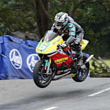 Elegant über die Ballaugh Bridge: Michael Dunlop auf der Honda 250