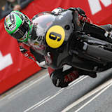 Mike Browne beweist es, auch mit einem historischen Motorrad kann man flott unterwegs sein