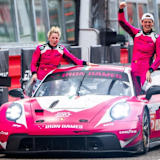 Rahel Frey (li.) und Sarah Bovy mit dem Porsche 911 GT3 R in Imola