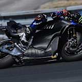 Yamaha-Testfahrer Augusto Fernandez auf der M1 mit V4-Antrieb