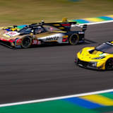 Der Cadillac V-Series.R überholt eine Corvette