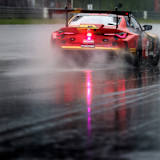 BMW im Regen auf der 1