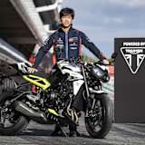 Letzte Amtshandlung vor dem Einzug bei Aprilia: Ai Ogura mit seiner Siegprämie aus England