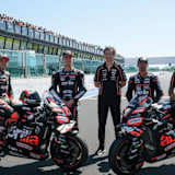 Demonstrierte Normalität: Marco Bezzecchi, Lorenzo Savadori, Massimo Rivola, Max Biaggi und Jorge Martin (v.l.)