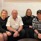 Walter Aust, Zweiter von links, mit seinen drei Kindern