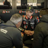 Alex Lowes in Diskussion mit seinem Team
