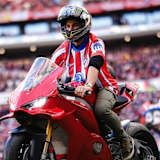 Der MotoGP-Weltmeister rollt in die ausverkaufte Arena in Madrid ein