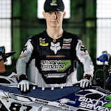 Der schweizerische Sixtyseven Husqvarna Pilot Kevin Brumann startet in Argentinien