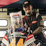 Rasende Cracker: Aron Canet präsentiert den neuen Moto2-Teamsponsor «Roberto«