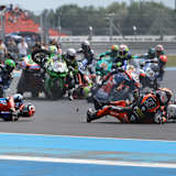 Insgesamt sieben Fahrer stürzten bei dem Unfall in Kurve 2