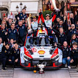 Mit schräg-moderner Brille bei der Neuville-Monte Carlo-Siegesfeier: Christian Loriaux