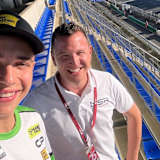 Moto3-Pilot Noah Dettwiler mit seinem Manager David Kriech