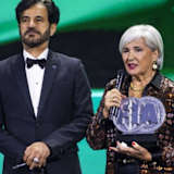 FIA-President Mohammed Ben Sulayem überreichte Rallyelegende Michèle Mouton eine Auszeichnung für ihr Engagement auf und neben den Pisten