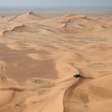 Mattias Ekström allein in weiter Wüstenflur - von wegen: Sandrider Nasser Al-Attiyah sitzt ihm längst im Nacken