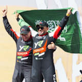 Grund zum Jubeln: Yazeed Al Rajhi and Timo Gottschalk gewinnen die 47. Rallye Dakar