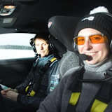 Lehrer und Schülerin: Ex-Rallye-Weltmeister Marcus Grönholm erläutert Claire Schönborn das Rallyefahren auf Eis und Schnee