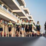 Noah Dettwiler (2. von links) mit seinem Team auf dem Weg zur Streckenbesichtigung in Losail