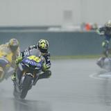Valentino Rossi vor Alex Barros. Hinter ihnen stürzen Marco Melandri und Troy Bayliss